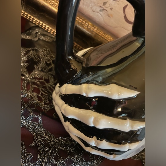 SPOOKY HOLLOW NWOT Halloween Skull Lidded Black & White Skeleton Hand Teapot - Picture 6 of 13